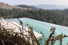 Kolam-renang-atas-gunung-dari-akrilik-FILEminimizer