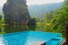 Kolam-renang-pinggir-danau-dari-kaca-akrilik-FILEminimizer